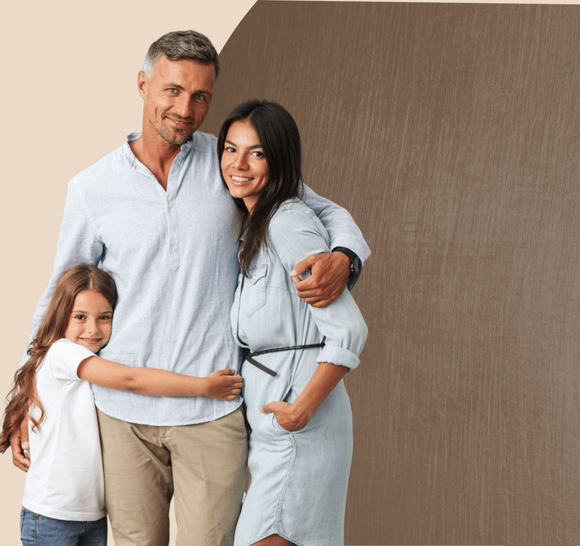 Família abraçada — pai, mãe e filha